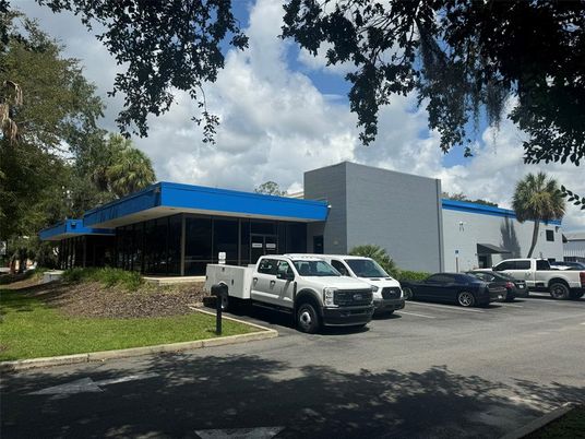 Exterior, Facade, Modern