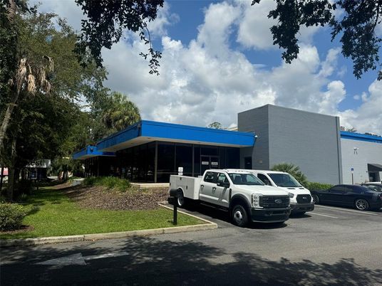 Exterior, Facade, Modern
