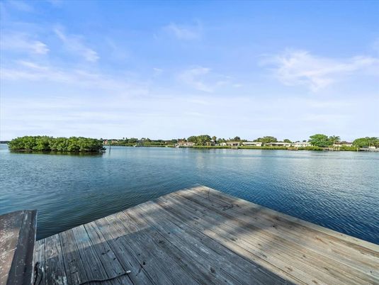 Exterior, Lake