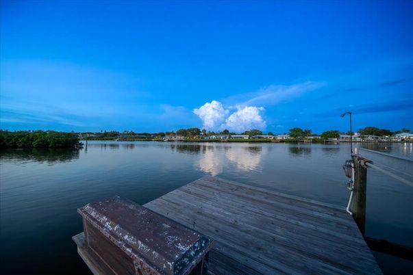 Exterior, Lake