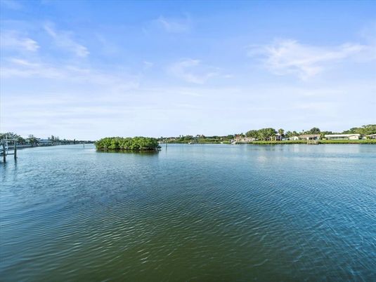 Exterior, Lake