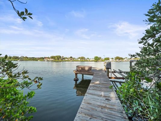 Exterior, Lake