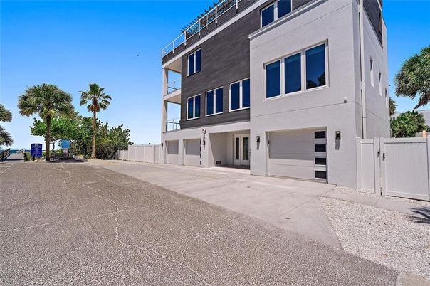 Attached, Backyard, Exterior, Facade, Modern