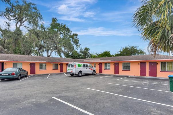 Exterior, Facade, Ranch