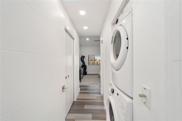 Interior, Recessed Lighting, Washer, Wood Texture Flooring