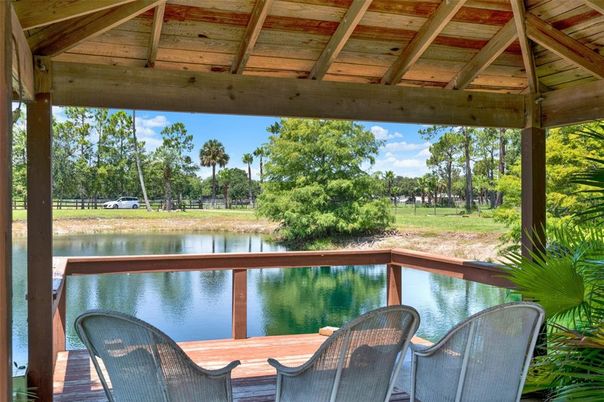 Exterior, Lake