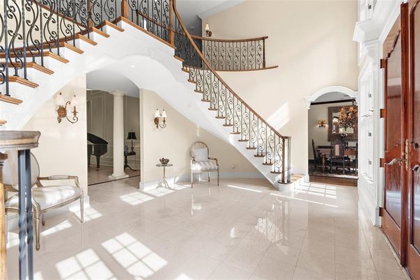 Interior, Piano