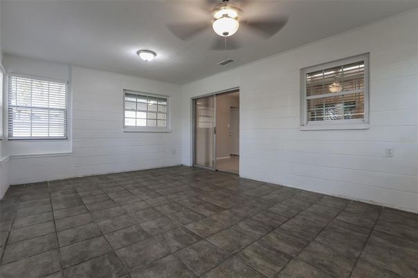 Empty room, Interior