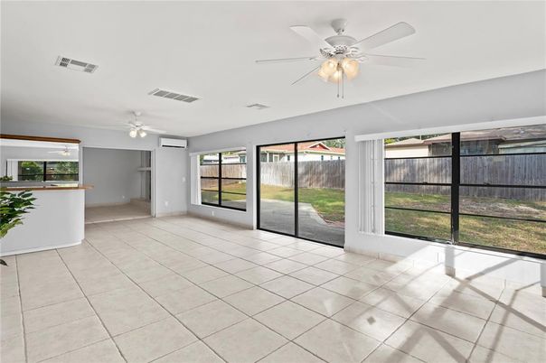 Empty room, Interior