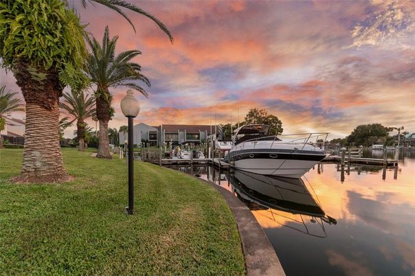 Exterior, Lake