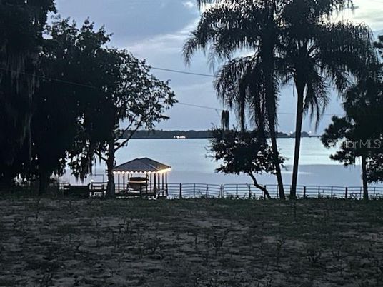 Exterior, Lake