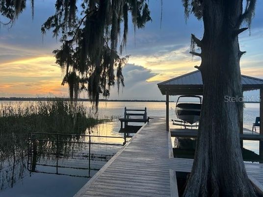 Exterior, Lake