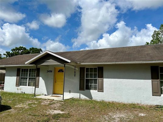 Exterior, Facade, Ranch
