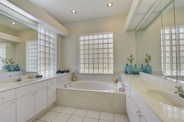 Bathroom, Dual Sink Vanities, Interior, Recessed Lighting