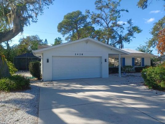 Attached, Exterior, Facade, Ranch