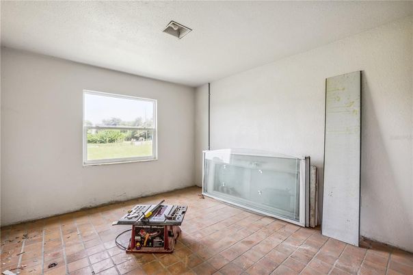 Empty room, Interior