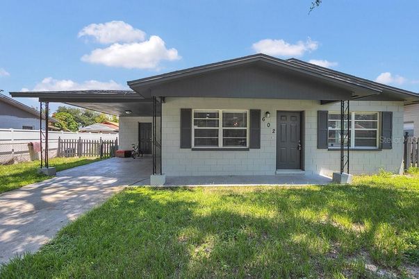 Exterior, Facade, Ranch