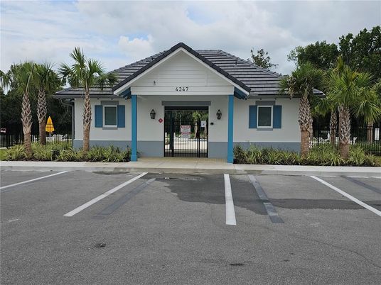 Exterior, Facade, Ranch