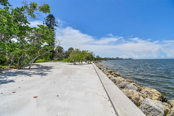 Exterior, Lake