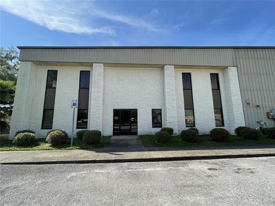 Exterior, Facade, Modern