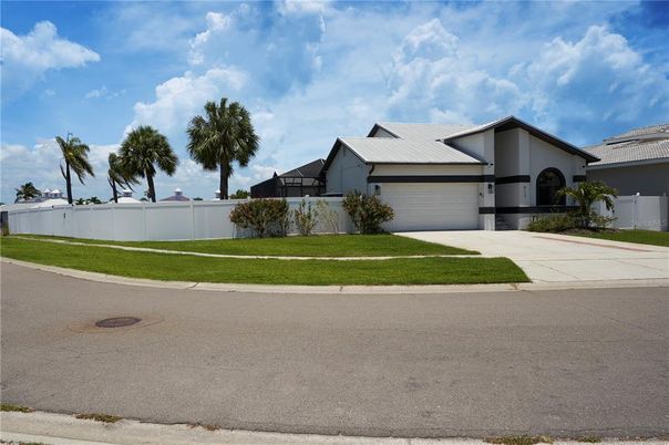 Attached, Exterior, Facade, Ranch