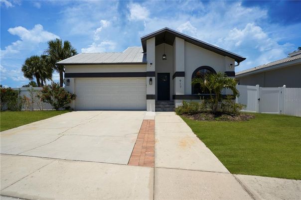 Attached, Exterior, Facade, Modern