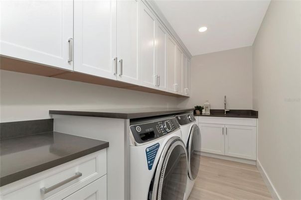 Interior, Recessed Lighting, Washer, Wood Texture Flooring