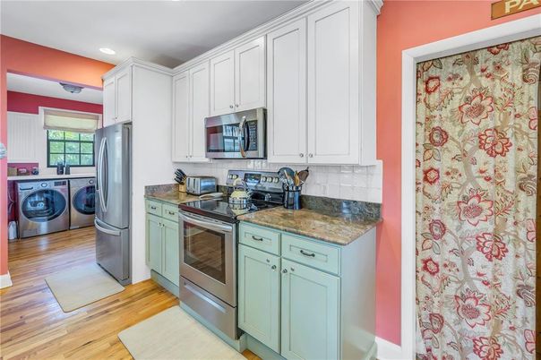 Interior, Recessed Lighting, Washer, Wood Texture Flooring