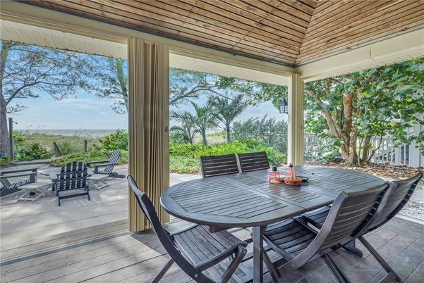 Dining room, Exterior