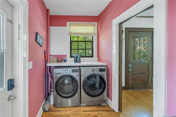 Interior, Washer, Wood Texture Flooring