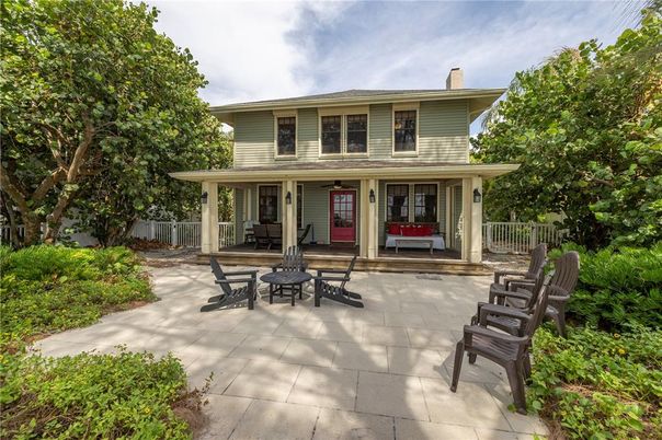 Exterior, Facade, American Foursquare