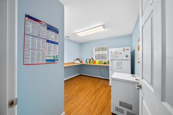 Interior, Washer, Wood Texture Flooring