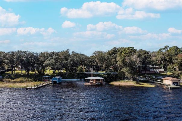 Exterior, Lake