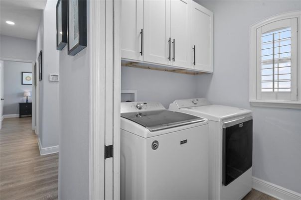 Interior, Recessed Lighting, Washer, Wood Texture Flooring