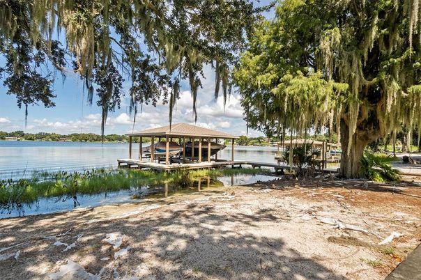 Exterior, Lake