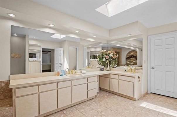 Bathroom, Dual Sink Vanities, Interior, Recessed Lighting