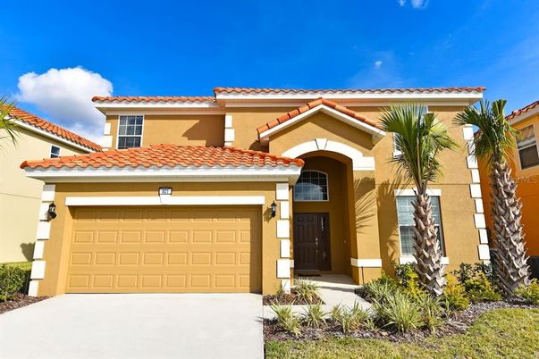 Attached, Exterior, Facade, Mediterranean