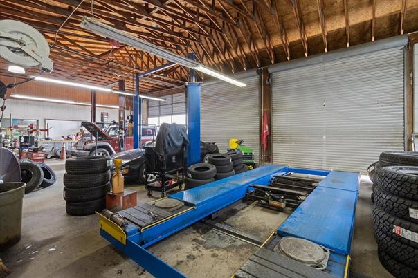 Garage, Interior, Wooden Beams