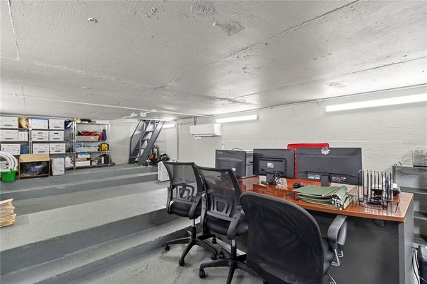 Home Office, Interior