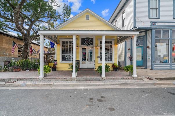 Exterior, Facade, Queen Anne Victorian