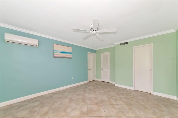 Empty room, Interior