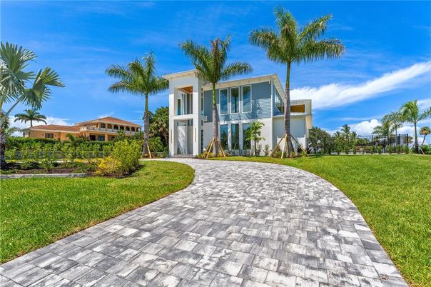 Backyard, Exterior, Facade, Playground, Modern