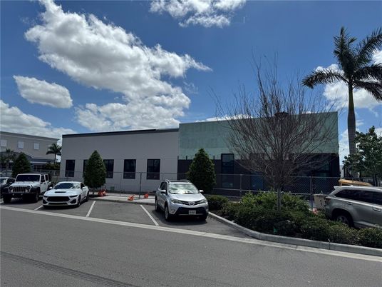 Exterior, Facade, Modern
