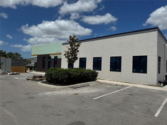 Exterior, Facade, Modern