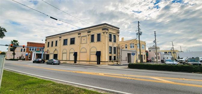 Exterior, Facade, Rowhouse