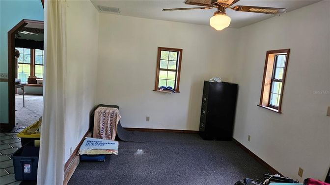 Empty room, Interior