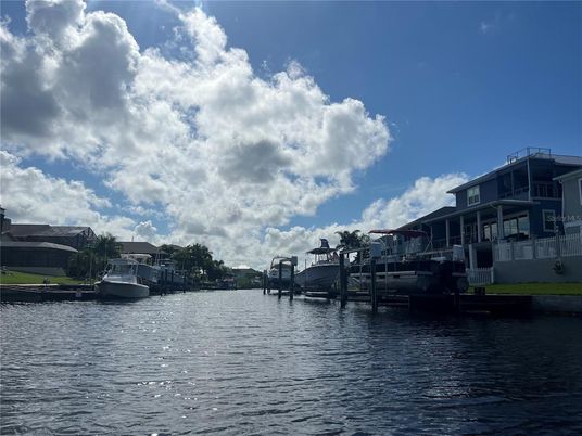 Exterior, Lake