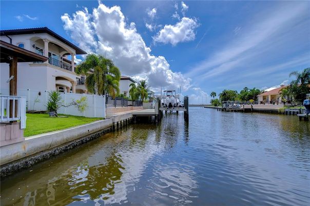 Exterior, Lake