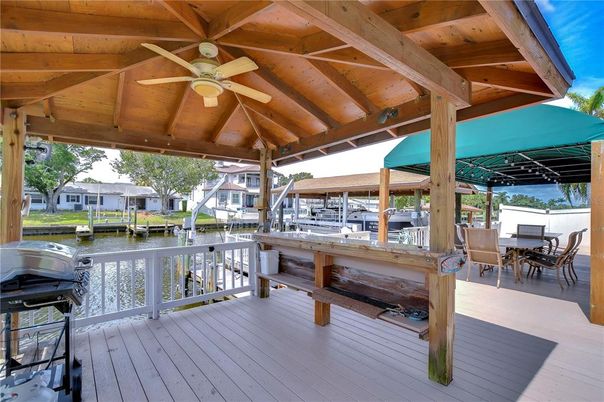 Exterior, Lake