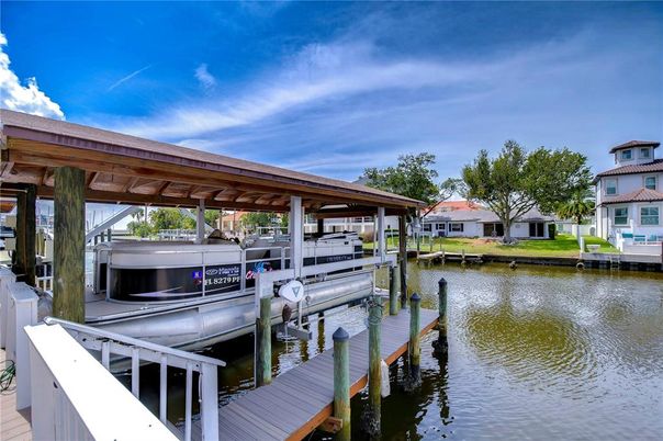 Exterior, Lake
